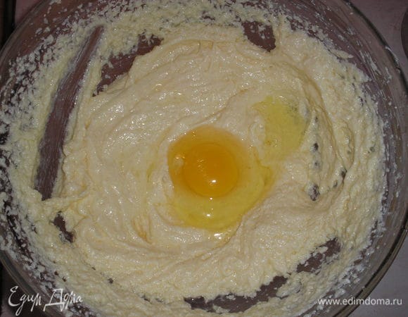 По одному добавляем яйца, каждый раз взбивая.
