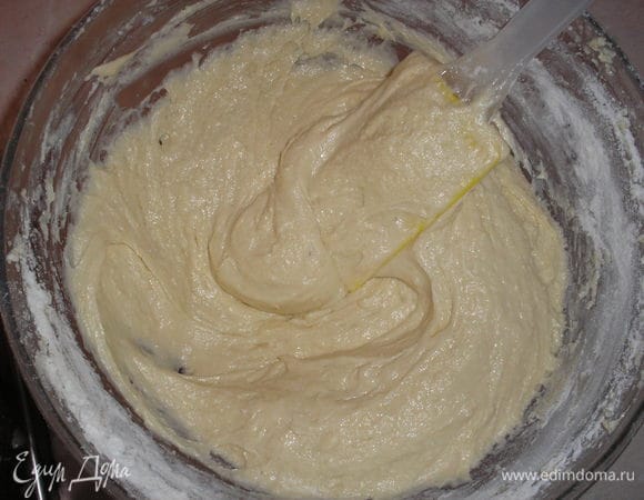 В масляно-яичную смесь добавляем муку, крахмал, разрыхлитель, вымешиваем. 