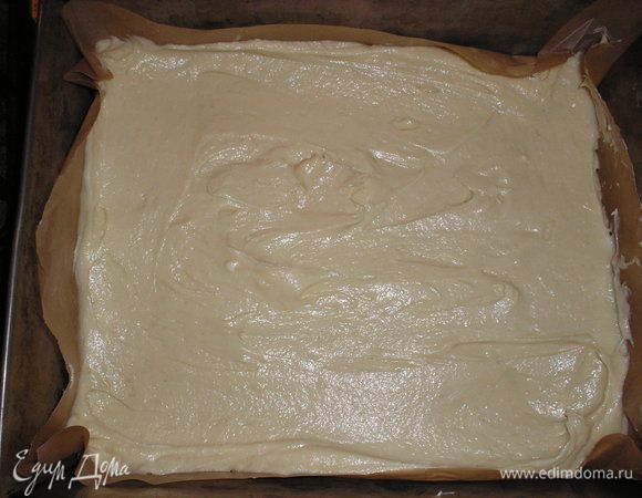 Тесто выкладываем на застеленный пергаментом противень.