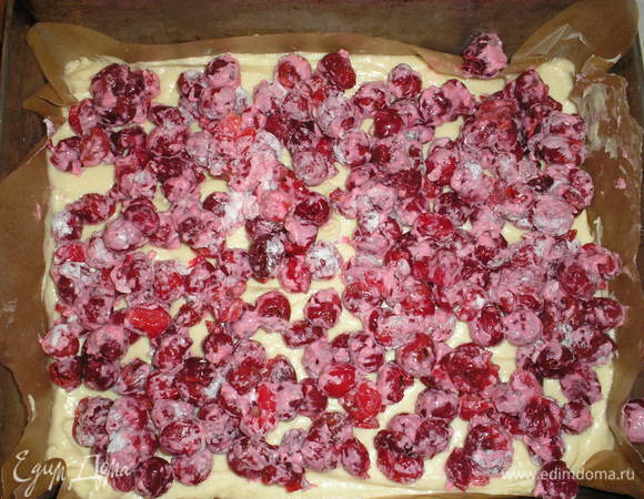 Сверху выкладываем вишни.