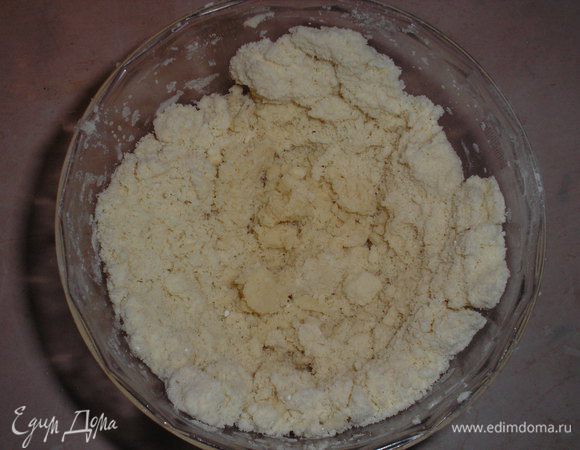 Готовим штрейзель: для этого холодное масло, муку и сахарную пудру растираем в крошку. Я делала это  в блендере.