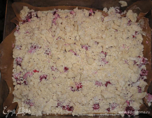 Посыпаем сверху пирог штрейзелем.