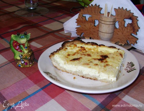 Выпекать ватрушку в разогретой до 180–200°C духовке 25–30 минут.