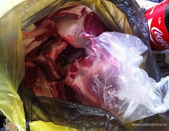 В этом пакете мясо: думба (курдюк), баранья задняя ножка, ребрышки (каре). 
С мяса нужно удалить подкожный слой жира, отделить от костей и нарезать крупными кусками, думбу мелко кубиками (но оставить 1 большой кусок, он нам потом пригодиться), с ребрышками ни чего делать не нужно.
