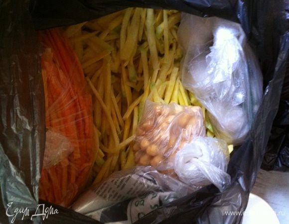 В этом пакете специи, горох, уже нарезанная морковь. Также нам понадобиться очистить и нарезать полукольцами лук и снять верхнюю шелуху с головок чеснока.