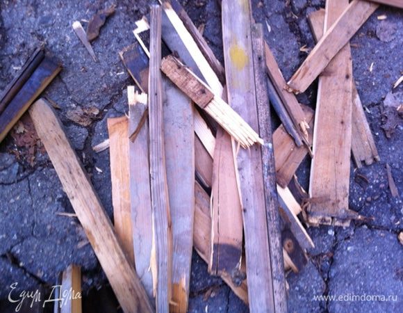 Далее нужно подготовить дрова. Мы использовали старый дубовый прабабушкин комод, который отслужил свою последнюю службу.