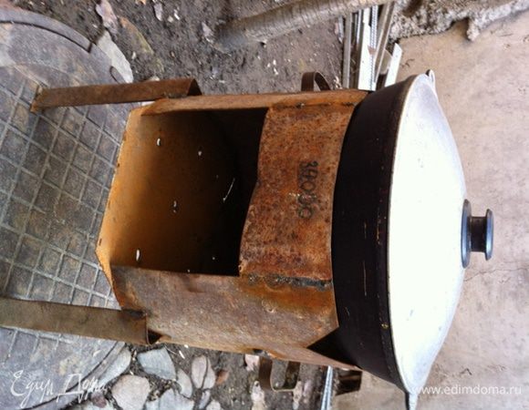 Подготовить очаг и казан и разжечь огонь.