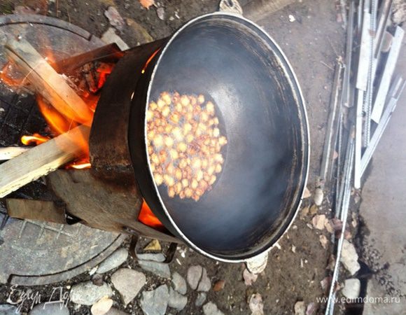 В нагретом казане нужно растопить думбу, а шкварки вытащить.