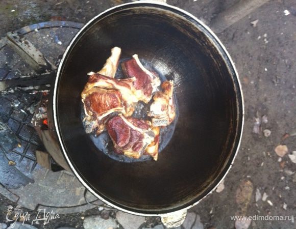 Далее обжарить косточки (ребрышки каре) и вытащить.