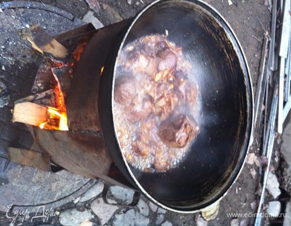 Далее обжарить мясо и лук, затем добавить кинзу и горох.