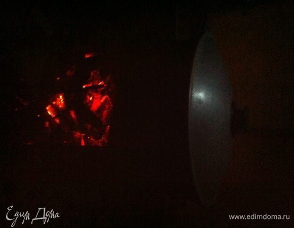 Далее соберите рис горкой, сделайте несколько отверстий через рис до дна казана, накройте рис тарелкой, а затем крышкой казана. Уберите все горящие дрова, оставьте только угли. Держите плов закрытым от 10 минут до 20 в зависимости от того насколько был готов рис до того как вы его закрыли.