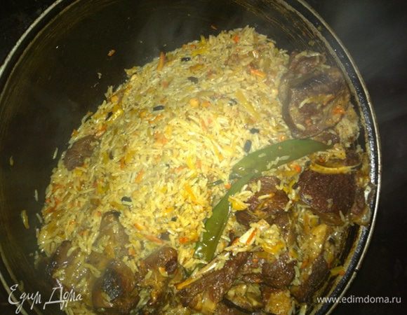 Соберите плов в один угол казана, тогда вы сможете регулировать жирность плова (масло опуститься вниз казана)