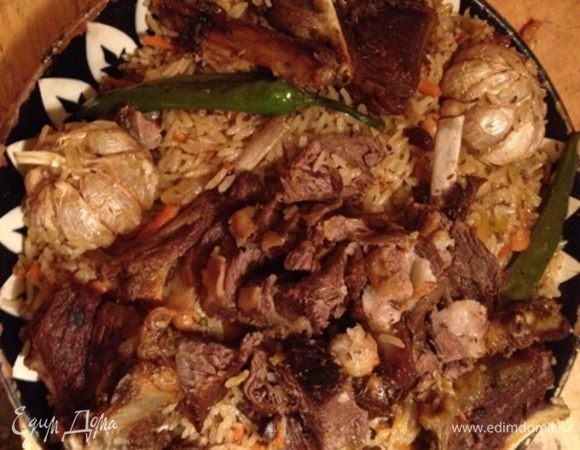 Далее нарезайте мясо, укладывайте горкой готовый плов (нужной жирности), украшайте блюдо мясом, чесноком, перцем и т.д.

Приятного аппетита!