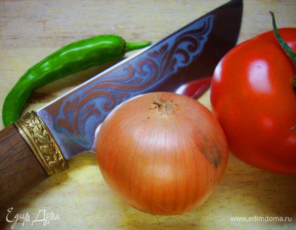 Нарежьте салат из помидоров, лука и острого стручкового перца.