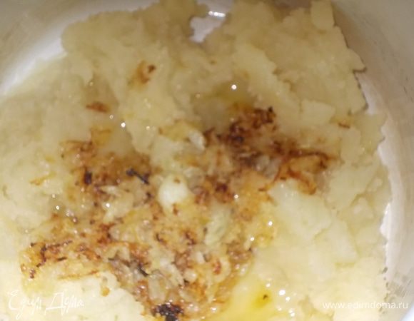 добавить лук в картофель