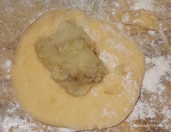 из теста лепить колбаски ,разминая рукой кружочки ,добавлять начинку и жарить на масле.Лучший вариант фритюрница