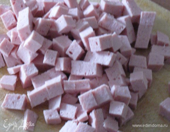 Ветчину нарезать  кубиками.