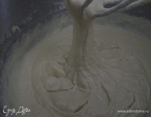 Яйца взбить с солью .Добавить молоко,размягченное масло,перемешать, затем  муку и разрыхлитель. 