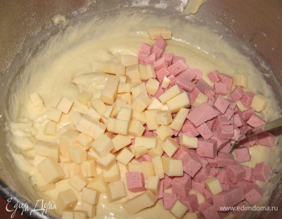 Добавить ветчину, сыр, перемешать.