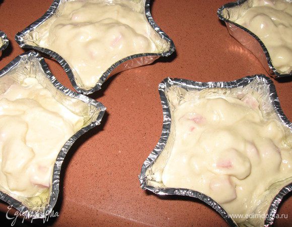 Выложить тесто в небольшие формочки на 2/3 высоты (формочки надо немного смазать маслом)