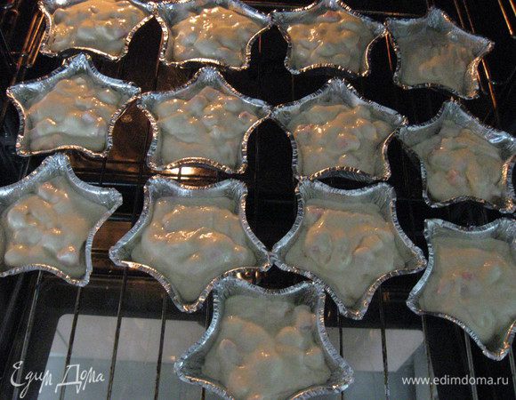 поставить в разогретую до 180 градусов духовку. 