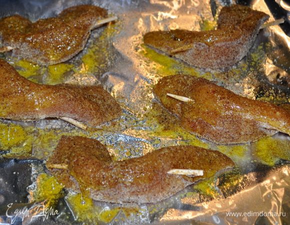 Обжарить по -быстрому грудки на сковороде.Сложить грудки в смазан. жаропрочное блюдо или на противень с фольгой.