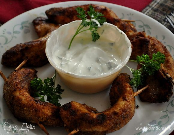 Выпекать в духовке при тем-ре 200гр.примерно 10мин.или до готового состояния.
Приготовить соус: смешать сметану,кинзу и лайм.сок,соль. Подавать в небольших плошках вместе с курицей.