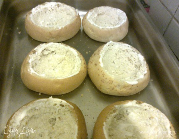 срежем верхушку,мякоть утрамбуем ложкой и смажем майонезом или сметаной