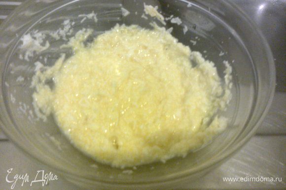 сыр натрем на мелкую терку (можно и на крупную) и смешаем с яйцом