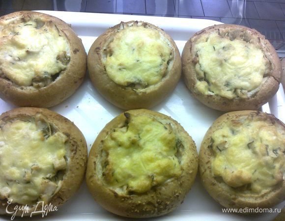 запекаем в духовке при 180 градусах до готовности сыра(слегка пусть подрумянится)