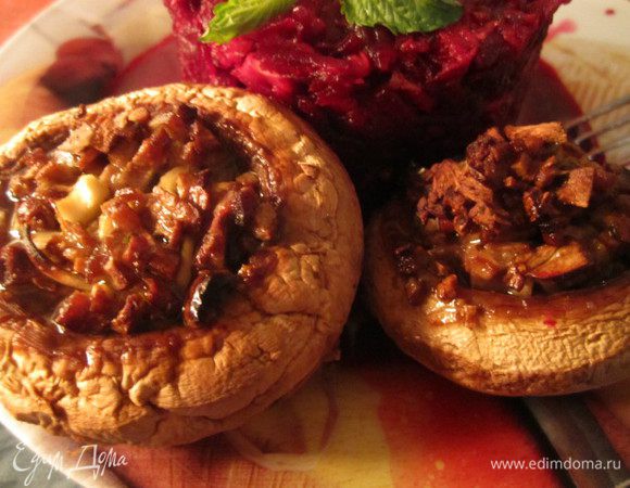 -это очень экономный вариант 
 чистим грибы от кожуры, отламываем ножки 
 я резала мелкими кубиками(ножки)-это будет фарш 
 добавила 2 зубчика чеснока, тоже резала, 
 специи для грибов 
 соль 
 и оливковое масло 
 фарш перемешиваем..и начиняем шапочки грибов. 
 я знала,что при запекании грибы выпускают сок, и решила,что каждый гриб положу в формочку для жульена 
 запекала я в аэрогриле 20 мин, при температуре 200 гр 
 на гарнир были макароны. Соком,которые дали грибы,я полила макароны, грибы, получились очень сочные..и очень вкусные