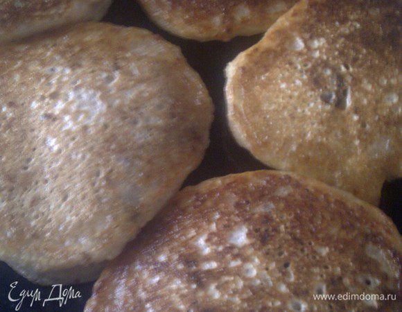 Из остальных хлопьев нажарила оладьи, добавив кефир, яйцо и опять же изюм!