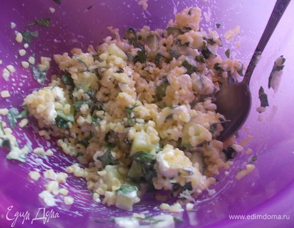 Булгур и 1/4 ч.л. соли залить 250 мл кипятка,накрыть крышкой и оставить на 30-40 минут.В миске смешать оливковое масло и лимонный сок,поперчить и перемешать.Огурец нарезать кубиком,мелко порубить лук и петрушку,покрошить фету,всё смешать и заправить половиной заправки.Булгур откинуть на дуршлаг и дать воде стечь. Переложить к остальным ингредиентам.