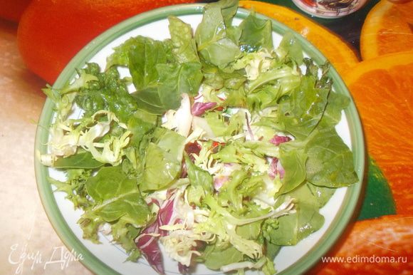 В тарелку кладем листья салата и поливаем оставшейся заправкой.