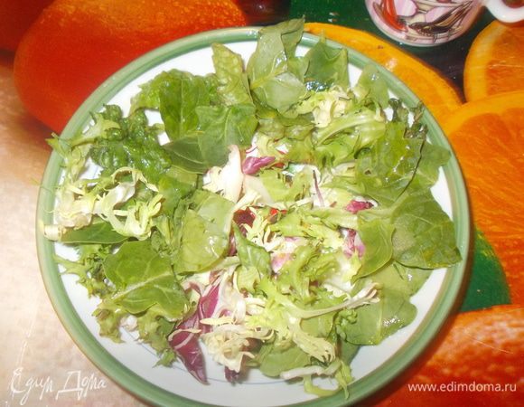 В тарелку кладем листья салата и поливаем оставшейся заправкой.