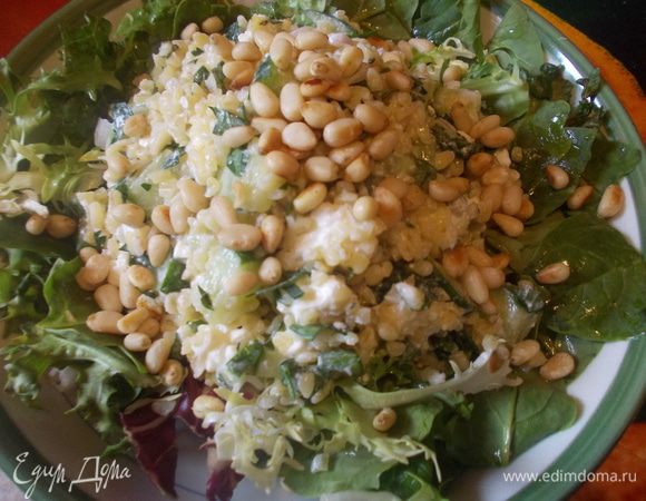 Сверху выкладываем смесь с булгуром,посыпаем орешками и подаем.ПРИЯТНОГО АППЕТИТА!