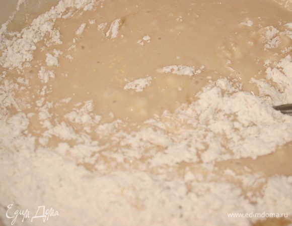 Готовим тесто. Наливаем воду в глубокую посуду.Туда высыпаем дрожжи, 0,5 стакана сахара, соль, выливаем ложку растительного масла. Добавляем 3-4 ст. л муки и смешиваем до консистенции густой сметаны.