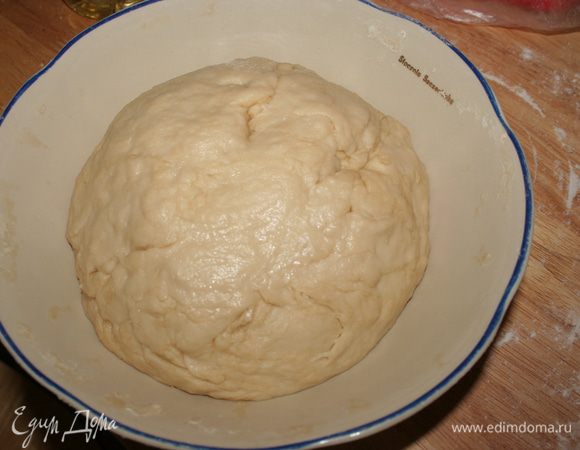 Вливаем 3 ст.л. растительного масла, мешаем, чтобы впиталось. Частями добавляем муку и руками замешиваем, чтобы тесто не приливало к рукам.   