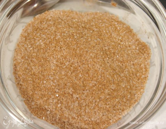 Оставляем тесто в теплом месте на 2 часа, чтобы оно поднялось. Я поставила тарелочку с тестом на горячую кастрюлю и накрыла сверху. Пока тесто бродит, смешиваем сахар с корицей. Орешки перемалываем в крупную крошку. Тщательно перемешиваем все три компонента.