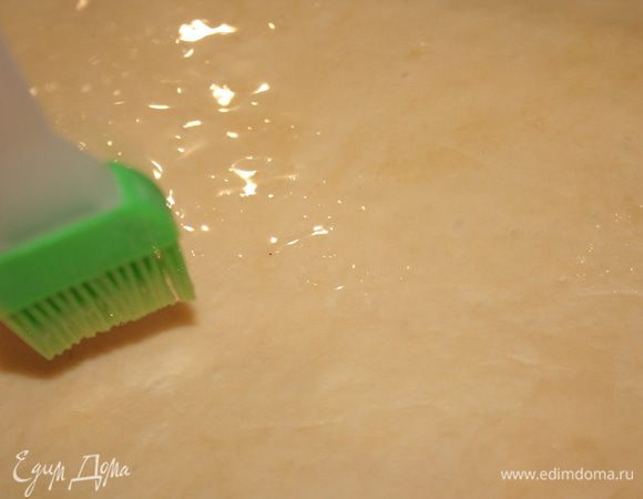 Хорошо смазываем поверхность растительным маслом.