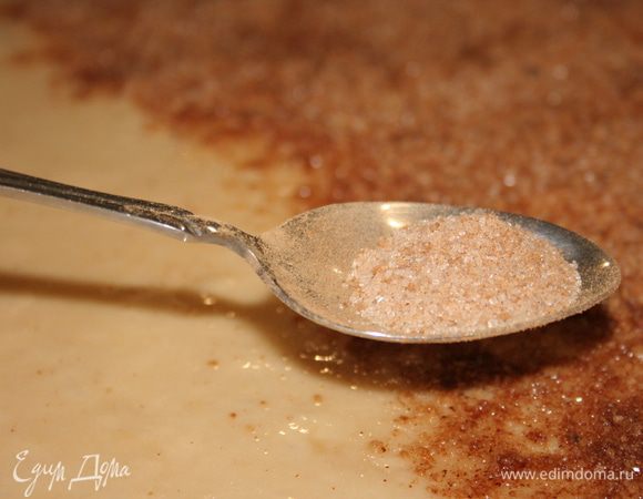 Посыпаем тесто смесью корицы и сахара. 