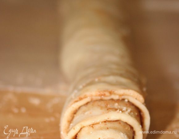 Сворачиваем тесто в рулет по вертикали, чтобы он получился длинным. Тесто нужно постоянно поддевать, чтобы рулет был плотнее. 