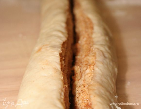 Разрезаем рулет на две части, при этом с одного конца оставляем нетронутыми 5 см.