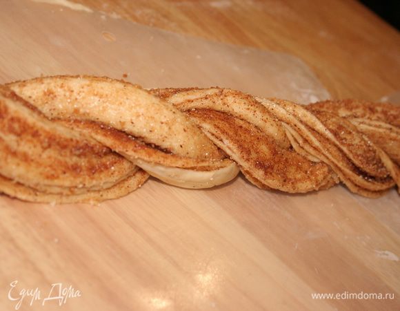 Аккуратно сворачиваем косичку кольцом и соединяем концы. Выпекать крендель нужно не более 30 минут при 200С. Мы любим румяную выпечку, но чтобы крендель получился сверху мягким, на последние 5 минут температуру можно снизить до 180С. Приятного аппетита! :)