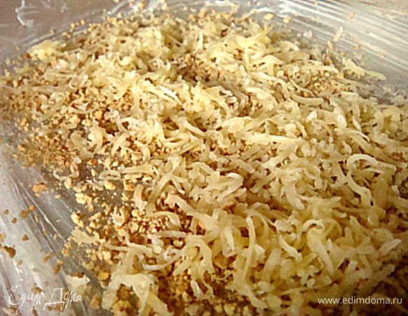 Далее- спаржу немного обсушить, можно оставить в сите для стекания воды.
Разогреть сливочное масло-половину на сковороде, добавить 1 ч.л. соли и чеснок- интенсивно обжарить спаржу 1 минуту-встряхивая. 
Берем форму для запекания- смазываем оставшимся слиочным маслом.
Посыпаем сухарями,сверху- тертый сыр и мелкорезанный сушеный помидор. 
