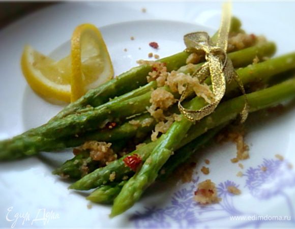 Перекладываем спаржу в форму-интенсивно встряхиваем,так,чтобы спаржа укуталась панировкой- не обязательно ее полностью обволакивать- достаточно пару-тройку раз встряхнуть.
Ставим спаржу в панировке под гриль на 2-3 минуты. Панировка подсушится,сыр расплавится и все ароматы- сольются воедино- сыр,чеснок,томаты!
Бесподобный гарнир к говядинеи утке!
