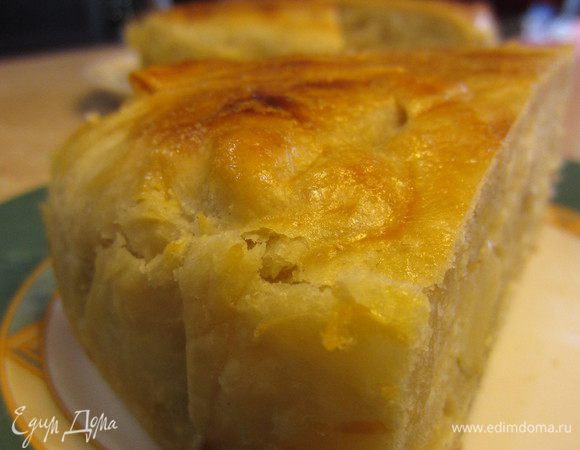 Важно!
Яблоки надо действительно порезать на довольно мелкие кубики. Учтите, что начинки должно хватить на три слоя, поэтому слишком большие кусочки не дадут уложить начинку в три слоя.
Я не люблю привкус белка, поэтому смазываю желтком, разбавленным водой (вода служит для равномерного распределения желтка), но вы можете использовать полностью яйцо, молоко или другой продукт для глазури.