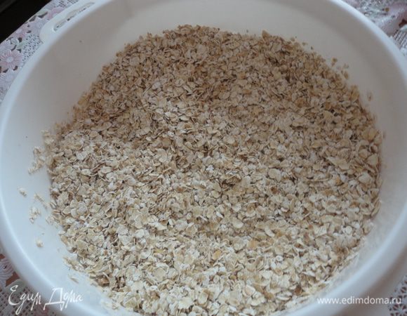 Геркулес посушить в духовке или в микроволновке, до кремообразного цвета.