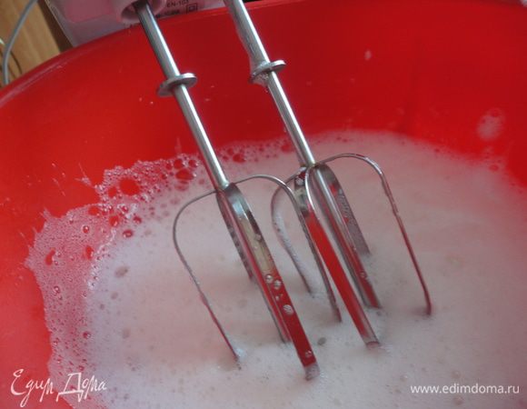 3 белка взбить в пену.