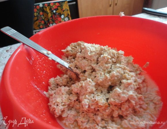 Остывший геркулес залить молоком.